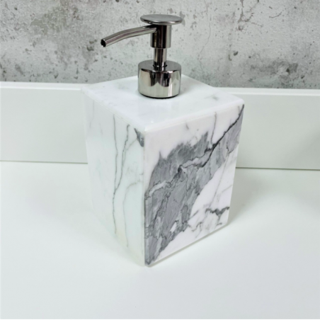 marmurowy-elegancki-dozownik-do-łazienki