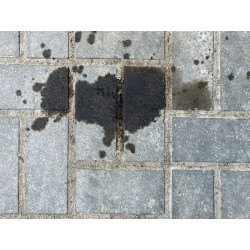 jak-usunąć-olej-z-kostki-brukowej