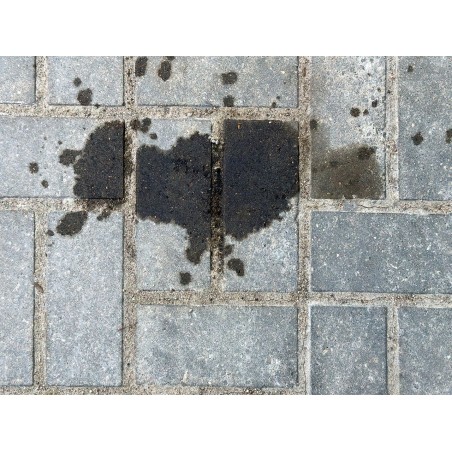 jak-usunąć-olej-z-kostki-brukowej