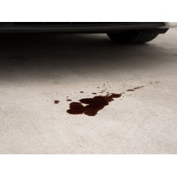 czym-usunąć-olej-samochodowy-z-kostki-brukowej