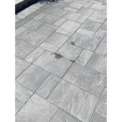 jak-usunąć-plamy-po-oleju-z-kostki