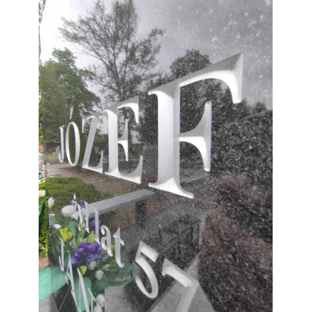 litery-kute-w-kamieniu